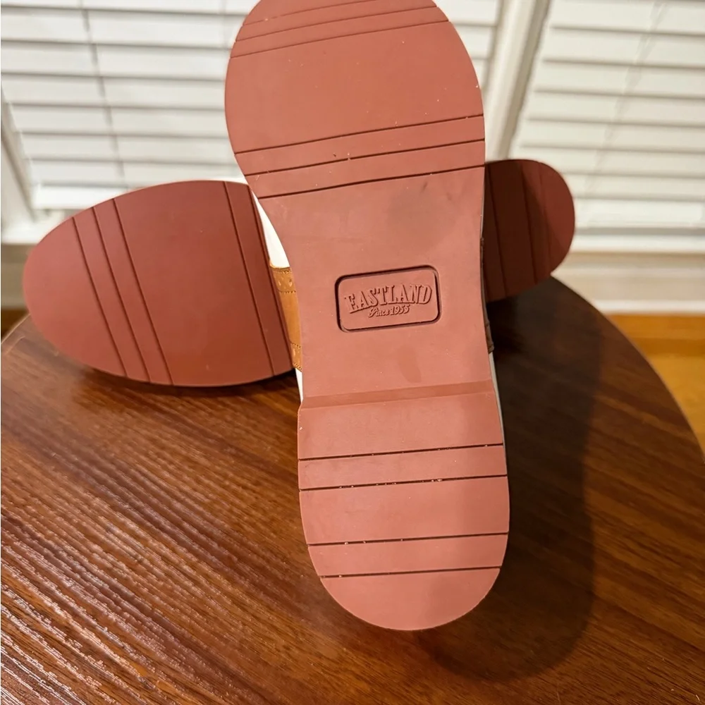 Eastland Women’s White and Brown Women's Flats! Size 8! Best Offer Accepted! 🤍🤎 - Picture 12 of 13